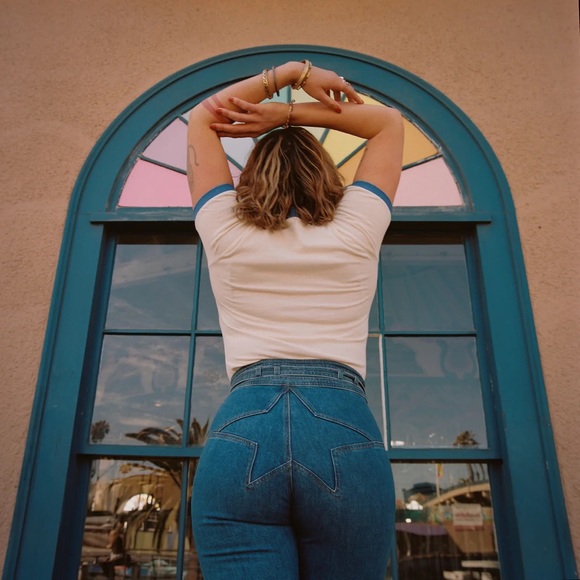 Stoned Immaculate Superstar Jean in Filmore - Picture 7 of 12